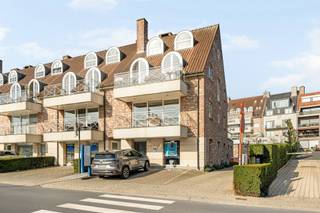 <p>Te koop: commercieel pand op strategische ligging met sterke visibiliteit!<br /><br />Op een bijzonder gunstige en makkelijk bereikbare locatie bevindt zich dit commercieel pand van +- 110 m². Het pand is momenteel opgedeeld in twee afzonderlijke ruimtes, maar kan makkelijk worden heringericht tot één ruime, open handelsruimte.<br /><br />Troeven: <br />- veel voorbijgangers: vlakbij de Elindus-arena, De Treffer en ruime parkeergelegenheden<br />- slechts 5 min. rijden van de snelweg<br />- op wandelafstand van de Markt<br />- centrale verwarming gas<br />- dubbele beglazing<br />- makkelijk in te richten voor allerhande sectoren (kantoorruimte, winkelpand, beauty-sector, pilatesstudio, etc)<br /><br />Voor wie is dit interessant?<br />Ideaal voor ondernemers die op zoek zijn naar een goed zichtbare locatie met veel passage, vlotte verbindingen en een indeling die je flexibel kan aanpassen aan je activiteit.<br /><br />Contacteer charlotte@immobeguin.be voor bijkomende info of om een bezoek ter plaatse in te plannen.</p>
