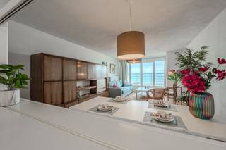 Instapklaar doorloop appartement met 1 slaapkamer en prachtig zicht op zee te koop te Middelkerke ! U bevindt zich op de zevende verdieping van...