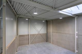 Unit B-01 (huisnr. 5T): kopunit met kantoor op gelijkvloerse en eerste verdieping en mooie grote raampartij * Vloer: 3T/m² * Vrije hoogte magazijn:...