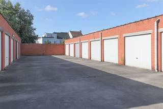 Gelegen in de Daniël Baginierlaan, vinden we deze garagebox. Via een doorrit naast een appartementsgebouw bereiken we achteraan de boxen. Voor meer...