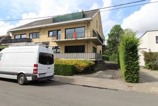 <strong>Instapklaar appartement</strong> te huur dichtbij het <strong>centrum van Roeselare</strong>.<br />Het is een <strong>ruim, lichtrijk met zonnig terras</strong>. <br />Indeling als volgt: Inkomhal geeft toegang tot de <strong>leefruimte en de keuken. </strong><br />De keuken is goed uitgerust met verschillende toestellen. <br /><br />Verder zijn er <strong>2 ruime slaapkamers</strong>, een <strong>badkamer met douche en apart toilet. </strong><br />In de huurprijs zit ook nog <strong>een bergruimte</strong> in de kelder inbegrepen.<br /><br />Zowel vooraan het appartement als achteraan is er een <strong>terras</strong>. <br />Het appartement is volledig geschilderd en voorzien van verlichting. <br />Het is perfect <strong>instapklaar vanaf 01/07/2026</strong><br /><br />Huurprijs is <strong>€ 775/per maand.</strong><br />Er is een gemeenschappelijke kost van € 35/per maand. <br /><br />Parkeren is mogelijk in de straat en het is ook goed bereikbaar met openbaar vervoer.<br /><br /><span>Graag meer info of een bezoek? Geef ons een seintje!</span><br /><br /> 