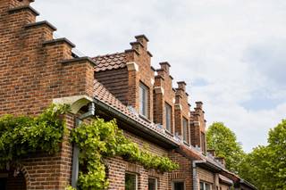 <p>Deze instapklare villa blinkt uit in ruimte, comfort en kwaliteit. Perfect voor gezinnen, samengestelde gezinnen, thuiswerkers of wie extra ruimte zoekt voor hobby’s. De woning werd met zorg onderhouden en afgewerkt met duurzame, kwalitatieve materialen. Dankzij het gunstige EPC B en de talrijke recente renovaties hoeft u hier werkelijk niets meer te doen: verhuizen en genieten volstaat.</p>
<p>Gelijkvloers<br />Via de inkomhal met gastentoilet betreedt u de woning. Op het gelijkvloers vindt u verder een bureauruimte, een praktische berging, een eetplaats en een open, volledig uitgeruste keuken. De grote raampartijen zorgen voor een overvloed aan daglicht en creëren een mooie connectie met de tuin.<br />Achteraan bevindt zich een zonnig terras, ideaal voor lange zomeravonden. Aan de zijkant van de woning is er een tweede terras, zodat u op elk moment van de dag van de zon kunt genieten.</p>
<p>Eerste verdieping<br />Op de verdieping bevindt zich een ruime master bedroom met ensuite douchekamer, dubbele wastafel en toilet. Daarnaast zijn er nog vijf volwaardige slaapkamers, een vernieuwde badkamer met ligbad en wastafel, en een apart toilet. Ideaal voor grote of samengestelde gezinnen.</p>
<p>Extra troeven: Dubbele garage met automatische poorten, Verwarmde kelder, perfect als hobbyruimte of extra opslag, nieuwe, zuinige gasbrander, 18 zonnepanelen.</p>
<p>Meer info? Een bezoek? Bel Jordi 0477/32.61.53</p>