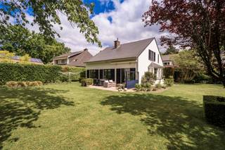 Villa met tuin & extra perceel bouwgrond in wijk KauwendaelDeze charmante villa werd gebouwd in 1977. Ze werd doorheen de jaren in verschillende...