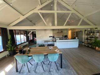 Deze prachtige loft is gelegen op een unieke locatie, op wandelafstand van winkels, horeca en scholen. Gelegen op de eerste verdieping biedt deze woning een combinatie van ruimte, rust en comfort.<br /><br />De loft beschikt over twee ruime kamers, beide voorzien van praktische inbouwkasten. De badkamer is uitgerust met een ligbad, een aparte douche en een wastafel met dubbele lavabo.<br /><br />De ruime leefruimte met open keuken wordt omgeven door grote raampartijen, waardoor er volop natuurlijk licht binnenvalt. In combinatie met het zichtbare houten dakgebinte zorgt dit voor een bijzonder ruimtelijk en karaktervol gevoel.<br /><br />De open keuken is uitgerust met alle hedendaagse comfort. Een absolute troef van deze uitzonderlijke loft is daarnaast het aangename terras, dat een mooie uitbreiding vormt van de leefruimte.<br /><br />Verder beschikt de woning over een praktische berging en een twee autostaanplaatsen, beide inbegrepen in de huurprijs van €950 per maand.<br /><br />Geen gemeenschappelijke kosten.<br /><br />Beschikbaar vanaf 1 december 2026 of in overleg vanaf 01/11/2026.<br /><br />De troeven:<br /><br />- Centrum Geel<br />- 2 Autostaanplaatsen<br />- Afzonderlijke berging<br />- Ruim Terras<br /><br />Heb je interesse? Vraag uw bezoek aan via onze website https://www.immovl.be/te-huur/list en druk op de knop 'IK WENS EEN BEZOEK'.