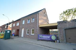 BEN-woning met 3 slaapkamers, carport en kleine tuin. 

De woning is ZEER ENERGIEZUINIG, met een E-peil van ongeveer 0, voorzien van de modernste technieken; zonnepanelen, warmtepomp, … .

Indeling: inkomhal met gastentoilet en trap naar de bovenverdieping. De inkomhal geeft uit op een leefruimte bestaande uit een zithoek vooraan en een eethoek achteraan met volledig geïnstalleerde keuken. De leefruimte  en keuken geven uit op het terras en de tuin achteraan. Aansluitend is er een wasruimte met een achterinkom. 

Op de eerste verdieping is er een trap naar de bovenverdieping en een badkamer met dubbel lavabomeubel, grote inloopdouche, toilet en ligbad, 2 ruime slaapkamers waarvan één master bedroom.

Onder dak is er een grote slaapkamer en een bergruimte. 

De tuin wordt onderhoudsvriendelijk aangelegd, rechts van de woning is er een carport met fietesen/ tuinberging geplaatst. 

Troeven:
•Energieneutraal, E-peil = 0. 
•Kwalitatieve afwerking. 
•Ruime woning met 3 volwaardige slaapkamers. 
•Veel lichtinval door grote raampartijen. 
•Geschilderd en instapklaar. 
•Onderhoudsvriendelijke aangelegde tuin. 

De woning is gelegen in het centrumm van Olen. 

Indien u meer informatie wenst of een plaatsbezoek, aarzel dan niet om contact op te nemen: tel 014 71 50 08 of christoffel@vastgoedpicavet.be
