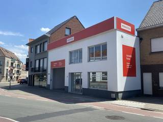 Polyvalent bedrijfsgebouw te koop (wegens verhuis) te Roeselare bestaande uit een magazijn/opslagplaats en bijhorende showroom met kantoren...