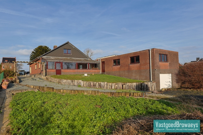 Te renoveren bungalow met polyvalente ruimte en aanpalende weide - foto 2