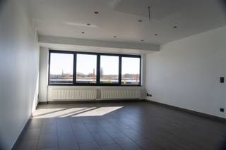 Lichtrijk en verzorgd gelijkvloersappartement met Scheldezicht in Temse.Dit instapklare gelijkvloersappartement aan de Wilfordkaai 27 in Temse biedt...