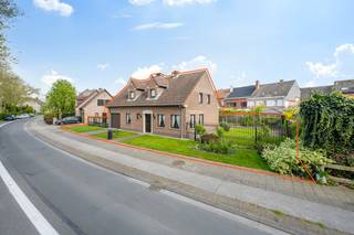 Welkom in Aalst nabij alle voorzieningen maar toch rustig gelegen!Raadpleeg alle beschikbare documenten via JUNOvastgoed.be!Deze woning werd gebouwd...