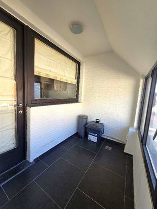 GEZELLIG APPARTEMENT 112m² in hartje Sint-Niklaas (op wandelafstand van het stadspark en de Grote Markt):<br />Indeling: inkomhal met inbouwkast, ruime living +/-40m² met parketvloer, aparte keuken met toestellen, badkamer met ligbad/douche en lavabomeubel + toilet, <br />2 slaapkamers met laminaatparket. Vooraan het appartement bevindt zich een balkonserre-wintertuin.(oftewel<br />Het appartement is VOLLEDIG NIEUW HERSCHILDERD en is beschikbaar vanaf uiterlijk 1/10/2026 (oftewel eerder mits afspraak met de huidige huurder (ten vroegste 1/08) ! HUURPRIJS: 850€/maand + gemeenschappelijke provisiekost warm water & verwarming: +/- 100€/maand, verrekenbaar o.b.v. individueel verbruik (calorimeters) - EPC: 197 kWh/m² - B-score