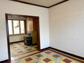 Een te renoveren woning met 2 slaapkamers en heel wat mogelijkheden....<br /><br />We komen binnen via de hal in de leefruimte die is opgedeeld in een zithoek en eetkamer. Erachter is er een klein keukentje die overgaat in een ruimte die zeer geschikt is om een nieuwe keuken te installeren. Verder hebben we nog een eenvoudige badkamer/wasruimte en apart toilet. <br />De 1e verdieping beschikt over 2 ruime slaapkamers en via een vaste trap kunnen we naar de (basis geïsoleerde) zolder. Deze ruimte kan verder afgewerkt worden als 3e slaapkamer, hobbyruimte,.... <br />Dit eigendom beschikt over een leuke tuin en een garage die uitgeeft op de Basse Censestraat. Naast de garage is er nog een doorgang. Hier kan men eventueel een 2e garage voorzien (mits aan te vragen)!<br /><br />Er zijn PVC ramen met dubbele beglazing. De elektrische installatie is reeds vernieuwd (met een conforme keuring)! <br />Verwarming op gas. <br /><br />Deze degelijke woning werd steeds goed onderhouden, maar verdient een renovatie. Hier is een zeer mooie gezinswoning van te maken! <br /><br />We vinden dit eigendom terug aan de rand van de stad met aan de overkant heel wat winkels, veel parking en er is een zeer goede verbinding naar de A19, Rekkem en Lauwe!