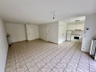 <p> </p><p><span><span> </span></span>Looking for a move-in ready apartment in a prime location?</p><p>This apartment is located in the center of Berchem-Kluisbergen,<br />within walking distance of several stores (supermarket, bakery, pharmacy), restaurants and public transport. <br />This apartment provides entrance hall with toilet, a spacious living room with open kitchen, 2 bedrooms and a bathroom with shower and sink</p><p>No extra common charges!</p><p>interest?<br />Request your visit through our website www.immodhondt.be <br /> </p>