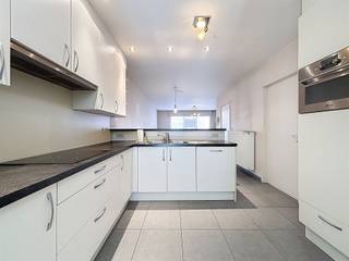 OPENDEUR ZATERDAG 8/11 VAN 14U00 TOT 15U00RECENT GELIJKVLOERS APPARTEMENT MET GARAGE IN CENTRUM LANGEMARK HET APPARTEMENT IS INGEDEELD ALS...