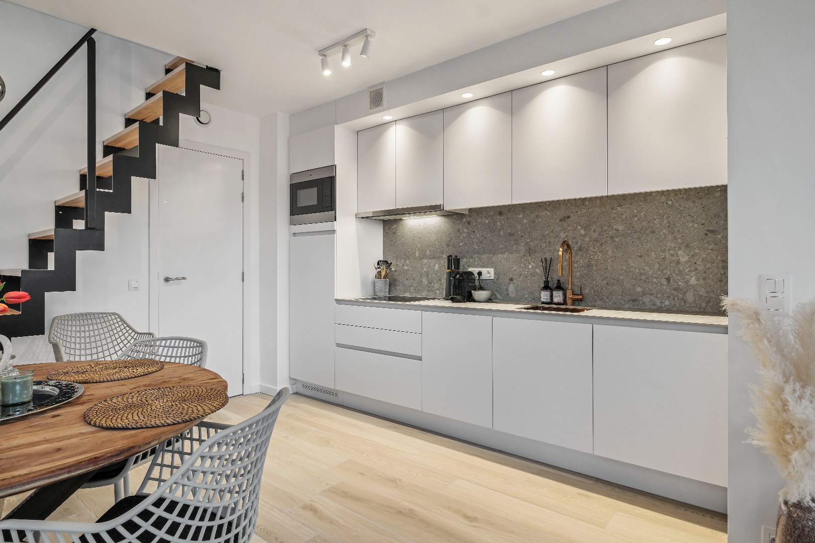 Ready-to-move-in apartment with 2 bedrooms and parking space in the center of Ypres. - photo 3