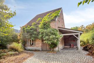 <strong>Gezinswoning op een perceel van 7a 65ca te koop in Tessenderlo</strong><br /><br />In een doodlopende residentiële wijk, in het centrum van Tessenderlo, vinden we deze leuke gezinswoning. Winkels, scholen, horeca en openbaar vervoer bevinden zich op wandel- en fietsafstand. De op- en afrit van de E313 bevindt zich op slechts enkele minuutjes rijden.<br /><br />We betreden de woning via de inkomhal met apart gastentoilet. Via de inkomhal komen we binnen in de eetkamer (13,75m²) en leefruimte (32,17m²). De leefruimte werd gezellig ingericht met een houten parketvloer en een pelletkachel. Aansluitend aan de leefruimte bevindt zich de keuken (18,7m²), met zicht op de tuin. De keuken is voorzien van een kookvuur met dampkap, een oven en grote wasbak. Achter de keuken is een handige berging met aansluiting voor een wasmachine.<br /><br />Op de eerste verdieping bevinden zich drie slaapkamers (18,2m², 11,78m² en 14,44m²), een dressing en de badkamer. De badkamer is voorzien van een ligbad, een dubbele lavabo en een douche. Verder is er nog een apart toilet op deze verdieping.<br /><br />Er is een vaste trap naar de zolderverdieping (24,8m²) die nog heel wat potentieel biedt. <br /><br />Verder heeft de woning een zuid georiënteerde tuin waar het heerlijk vertoeven is. <br /><br />De centrale verwarming gebeurt via radiatoren op stookolie. De ramen zijn voorzien van HR-beglazing (PVC) en de muren en het dak zijn geïsoleerd. De berekende energiescore bedraagt 190 kWh/m²jaar wat resulteert in een energielabel B.<br /><br />Spreekt deze leuke gezinswoning jullie aan? Contacteer ons via info@bosmanvastgoed.be voor meer info of een bezoek ter plaatse. Wij helpen jullie graag verder!