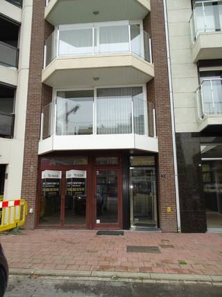 Handelsruimte te Heist aan zee op het HELDENPLEIN met zeer ruime kelder. Toilet die rechtstreeks toegankelijk is vanuit de handelsruimte. Geschikt...