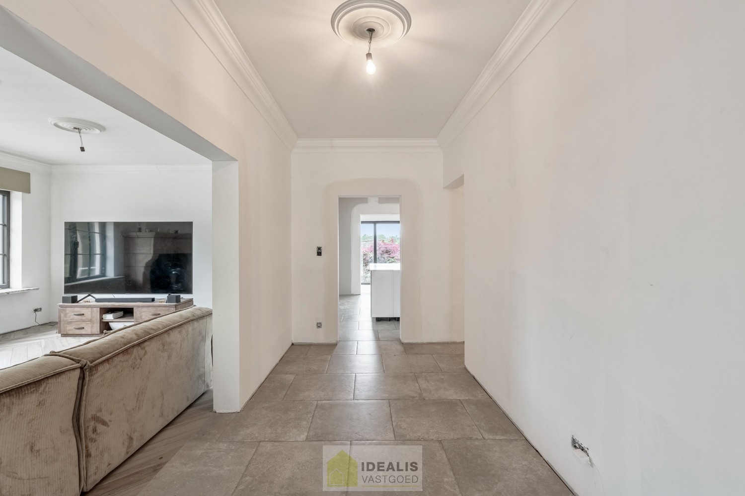 KNAPPE GROTENDEELS GERENOVEERDE EENGEZINSWONING MET EEN HEERLIJK LICHTRIJKE WOONKAMER MET OPEN KEUKEN, AANSLUITEND VERANDA MET ZICHT OP DE ZEER RUIME TUIN (+-2700M²!), 3 SLAAPKAMERS, RUIMTELIJKE BADKAMER VOORZIEN VAN BAD EN INLOOPDOUCHE EN DE WONING IS VO - foto 4