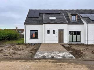 In de Ommegangstraat in Petegem-aan-de-Schelde, een charmante deelgemeente van Wortegem-Petegem, bevindt zich deze moderne nieuwbouwwoning in...