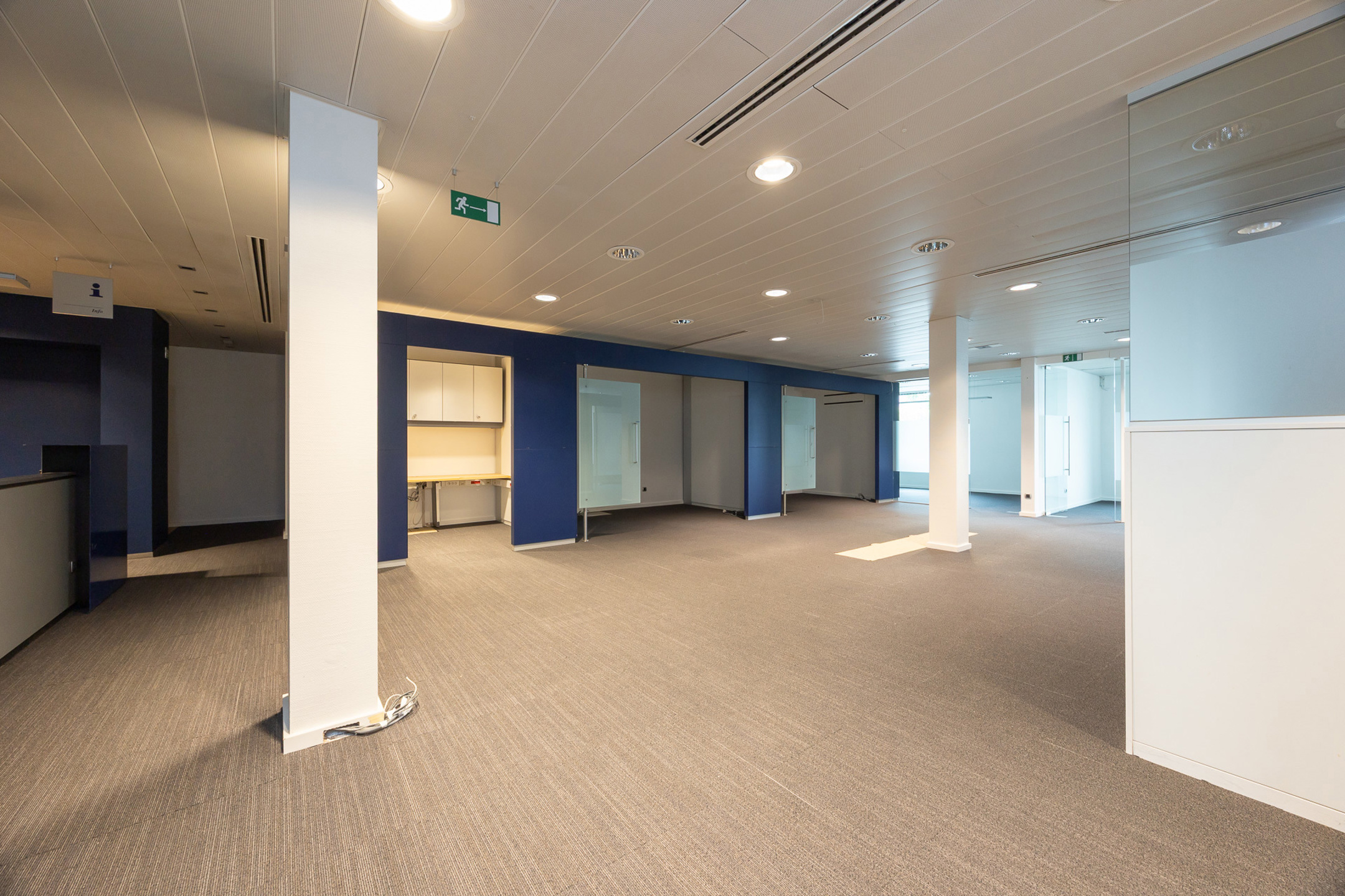 Voormalig bankkantoor met grote privé parking  - foto 3