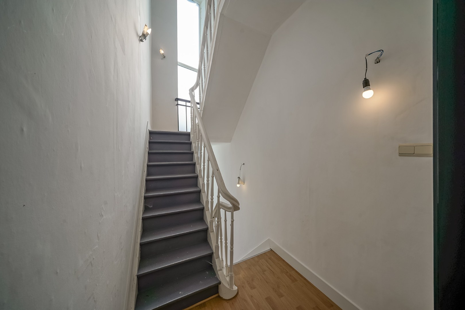 Te renoveren stadswoning met 5 slaapkamers, 3 badkamers en koer in hartje Oostende - foto 2