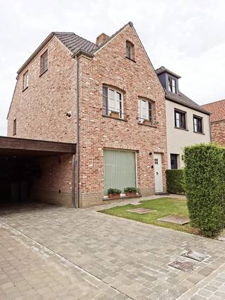 VERKOCHT<br /><br />Jonge (2018), instapklare en energiezuinige halfopen woning met grote raampartijen. Rustig gelegen in een doodlopende straat in Gijzenzele-Oosterzele, vlakbij Melle. Woning met groot volume: open leefruimte met gashaard, 4 volwaardige slaapkamers, 2 badkamers, carport, voldoende bergruimte. Huis ingericht met hoogwaardige materialen: stalen deur, parket, werkblad in de keuken uit Dekton, wastafel en douchebak uit solid surface.<br /><br />Graag een bezoekje? Bezichtigingen worden uitsluitend op afspraak georganiseerd op vrijdag 21 augustus en zaterdag 22 augustus door de eigenaars. Na deze bezoekmomenten kan u een bod uitbrengen onder gesloten omslag via het officiële bodformulier van de notaris. De vermelde prijs is een startprijs.<br /><br />Ligging: Op wandelafstand (180 m) van het dorp van Gijzenzele vindt u een basisschool, bakker/kruidenier, hoevewinkel, wekelijkse markt, restaurant en 4 laadpalen voor elektrische wagens. Dankzij de vlotte verbinding naar de E40 (1,5 km) bereikt u Gent, Aalst en Brussel in korte tijd. Centraal gelegen tussen Wetteren en Zottegem.<br /><br />Technisch: EPC-label A, vloerverwarming, ventilatiesysteem D, regenwaterput (aangesloten op toiletten, wasmachine en buitenkraan), elektrische keuring conform, condensatieketel, hoogwaardige isolatie.<br /><br />Indeling gelijkvloers: inkom met vestiaire, gastentoilet, leefruimte met gezellige zithoek met gashaard, eetkamer, leefkeuken, berging en open trap.<br />Indeling eerste verdiep: 3 slaapkamers, badkamer met dubbele lavabo en bad met douchescherm, apart toilet, wasplaats.<br />Indeling tweede verdiep: grote master bedroom met tv-hoek en ingebouwde kasten, badkamer met dubbele lavabo en inloopdouche, berging.<br />Derde verdiep: zolder te bereiken via valluik.<br />Buiten geniet u van een aangelegde voortuin, oprit, carport met aansluitende tuinberging en een aangelegde tuin met twee terrassen.