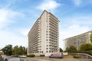 <h2><strong>Ruim appartement met balkon en open zicht in verzorgde residentie</strong></h2>
<p><span>In een verzorgde residentie met lift, op wandelafstand van winkels, openbaar vervoer en groen vinden we dit appartement terug op de zesde verdieping.</span></p>
<h3><strong>Indeling</strong></h3>
<ul>
<li>
<p><span><strong>Inkomhal</strong> met vestiairekasten en praktische berging</span></p>
</li>
<li>
<p><span><strong>Lichte leefruimte</strong> met grote raampartijen, toegang tot het balkon en een open zicht over de omgeving</span></p>
</li>
<li>
<p><span><strong>Volledig uitgeruste keuken</strong> met oven, kookplaat, dampkap, dubbele spoelbak en veel kastruimte</span></p>
</li>
<li>
<p><span><strong>Badkamer</strong> met lavabo, spiegelkast, verlichting en douchecabine</span></p>
</li>
<li>
<p><span><strong>Slaapkamers</strong> met ingebouwde kasten, grote ramen en voldoende ruimte voor dressing of bureau</span></p>
</li>
<li>
<p><span><strong>Apart toilet</strong></span></p>
</li>
<li>
<p><span><strong>Ruim balkon</strong> over de volledige lengte, met glasbalustrade en panoramisch zicht<br /></span></p>
</li>
</ul>
<span></span>
<h3><strong>Extra informatie<br /></strong></h3>
<ul>
<li>
<p><strong>EPC </strong>Label <strong>B </strong>= 121 kWH m²/j</p>
</li>
<li>
<p><strong>Elektriciteit conform!</strong></p>
</li>
<li>Gemeenschappelijke verwarming met lage kosten!<br /><br /></li>
<li>Veel potentieel<br /><br /></li>
<li>Inclusief <strong>kelderberging</strong><br /><br /></li>
<li>Verkoop onder het <strong>registratiestelsel</strong></li>
</ul>
<h2>Bezoek ter plaatse</h2>
<p><span>Contacteer <strong>Vastgoed03</strong> via <strong>03 568 03 03</strong> of <strong>info@vastgoed03.be</strong> voor meer informatie of een bezoek.</span></p>