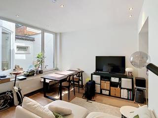 <p>Cet appartement au rez-de-chaussée situé chaussée de Tirlemont à Louvain offre un cadre de vie pratique et agréable à proximité immédiate du ring de Louvain. Avec une chambre, une salle de bains, une cuisine lumineuse et un espace de vie attenant, cet appartement une chambre constitue une solution intéressante pour celles et ceux qui souhaitent profiter d’un logement confortable dans un emplacement bien desservi. Le certificat de performance énergétique de niveau C représente un atout supplémentaire.</p><p>Dès votre entrée dans l’appartement, vous profitez d’une agréable luminosité. La cuisine lumineuse communique directement avec l’espace de vie, créant un ensemble convivial et fonctionnel. Vous pouvez facilement y aménager un coin salon ainsi qu’un espace repas, afin de profiter pleinement de la pièce au quotidien.</p><p>L’appartement dispose d’une chambre et d’une salle de bains. Situé au rez-de-chaussée, il offre un accès particulièrement pratique et convient à celles et ceux qui privilégient un logement facilement accessible, sans escalier.</p><p>La terrasse constitue un autre atout appréciable de ce bien. Elle vous permet de profiter d’un espace extérieur privé et d’aménager un agréable coin pour prendre l’air ou simplement vous détendre.</p><p>La situation de l’appartement est également un point fort. Vous résidez chaussée de Tirlemont, à proximité du ring de Louvain, avec des connexions aisées vers le centre de Louvain et les communes environnantes. Les commerces, services du quotidien et principaux axes routiers se trouvent à proximité, ce qui facilite vos déplacements et votre organisation au quotidien.</p><p>Si vous recherchez un appartement avec une chambre à Louvain, une terrasse, une bonne accessibilité et un espace de vie lumineux, ce logement au rez-de-chaussée mérite certainement votre attention. N’hésitez pas à organiser une visite via www.living-stone.be afin de découvrir son ambiance et ses possibilités.</p>