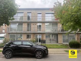 <h3><span>Instapklaar 2-slaapkamerappartement met terras</span></h3><p><span>Instapklaar </span><span>2-slaapkamerappartement op de eerste verdieping</span><span> van een kleinschalig gebouw, voorzien van een aangenaam terras.</span></p><p><span>Het appartement is gelegen in een </span><span>rustige straat</span><span>, op korte afstand van diverse buurtwinkels. Dankzij de vlotte verbindingen zijn </span><span>Antwerpen, Brussel en Mechelen</span><span> gemakkelijk bereikbaar.</span></p><p><span>Indeling:</span></p><ul><li><span>Ruime en lichtrijke living</span></li><li><span>Volledig geïnstalleerde open keuken met toestellen</span></li><li><span>Terras</span></li><li><span>Badkamer met ligbad, lavabomeubel en aansluiting voor een wasmachine</span></li><li><span>2 slaapkamers</span></li><li><span>Apart toilet</span></li></ul><p><span>De </span><span>gemeenschappelijke kosten bedragen 60 per maand</span><span>, inclusief het onderhoud van het gebouw en het water.</span></p>