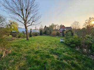Lichtrijke, vrijstaande laagbouwwoning met 3 slaapkamers, garage en tuin. De woning, opgetrokken in 1963, staat ingeplant op een mooi perceel...