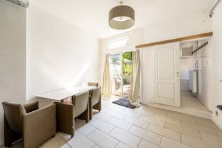 - Ideal location with easy access: Bruggestraat 263, Menen<br />- Bright living room and adjoining kitchen<br />- Sunny garden with terrace<br />- 4 bedrooms<br />- Bathroom with shower/bath and sink<br />- Basement<br />- No renovation obligation (EPC label D, 333 kWh/m²/year, UC: 3907912)<br />- Central heating with gas<br />- Double glazing throughout<br />- Asking price: €165,000