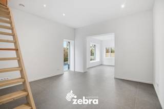 Deze woning is ideaal gelegen in het hartje van Rumbeke, waar bakkers, slagers, scholen en andere voorzieningen zich op wandel- en fietsafstand bevinden. Bovendien ligt het befaamde Provinciedomein Sterrebos en AZ Delta op een beperkte afstand. Dankzij de vlotte verbinding naar de ring geniet u van optimaal wooncomfort en bereikbaarheid.<br /><br />De inkomhal geeft toegang tot de technische ruimte, gastentoilet en badkamer met inloopdouche en lavabomeubel. De woonkamer sluit aan op de lichtrijke keuken met grote raampartijen, die zorgen voor een overvloed aan natuurlijk licht.<br />Daarnaast biedt de keuken directe toegang tot de oostgerichte tuin. Op de eerste verdieping bevinden zich 2 volwaardige slaapkamers. Op het tweede verdiep treft u een derde slaapkamer aan.<br /><br />Deze instapklare halfopen bebouwing werd in 2025 volledig gerenoveerd. Dankzij de conforme elektriciteit en EPC-label A geniet je van een zorgeloze aankoop. De woning beschikt tevens ook over 6 zonnepanelen, vloerverwarming, wandverwarming in de slaapkamers, ventilatiesysteem D+ en een regenwaterput van 5000 liter.<br /><br />Bestuursmaatregelen in het maatregelenregister: nee<br /><br /><strong>Ook wild geworden van deze thuis?<br />Twijfel niet langer en leg vandaag nog uw bezoek vast!</strong>