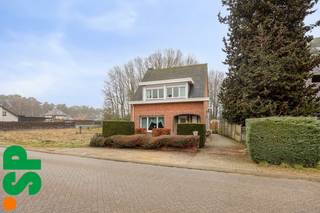 Te renoveren woonst in centrum Vorselaar.<br />Deze woning is uitstekend gelegen dankzij zijn toegankelijkheid vooraan én achteraan het perceel waardoor er een vlotte verbinding is naar de garage en bijhorende opslagplaats.<br /><br />Indeling: inkomhal, ruime en lichtrijke leefruimte, keuken, veranda (met ruimte voor een houtkachel) en een gastentoilet.<br />Op de eerste verdieping treffen we twee grote slaapkamers en een grotendeels gerenoveerde badkamer met wasaansluitingen.<br />Buiten treffen we een mooi onderhouden tuin met achteraan een ruime opslag én garage die tevens langs een achterliggende weg vlot bereikbaar is.<br /><br />Wenst u graag deze woning te bezoeken? Contacteer IMMO SP op het nummer 014/51.95.00 of via caro@immosp.be