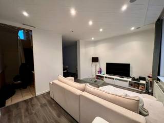 Woonkamer, eetkamer, apparte uitgeruste keuken die aansluit op de veranda. Een tuin met een tuinhuis, badkamer met wastafel, bad en toilet,...