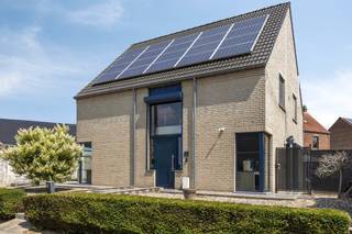 Deze prachtige woning is gelegen in het pittoreske Roosdaal en biedt alle comfort en luxe die je maar kunt wensen. .<br /><br />Indeling: <br />Benedenverdieping: Inkomhal, bureau, toilet, ruime woonkamer, keuken en berging<br />1ste verdieping: Ruime nachthal, 3 slaapkamers, aparte toilet en badkamer<br />2e verdieping: Zolderruimte<br /><br />Achteraan bevindt zich een zonnige, onderhoudsvriendelijke tuin met een garage.<br /><br />De ligging van de woning is ideaal, met alle voorzieningen op korte afstand. Of je nu wilt winkelen, sporten of genieten van de natuur, alles is binnen handbereik.<br /><br />Voor meer info en bezoeken: <br />Antony@woonkantoor.be<br />tel: 0473.63.93.69