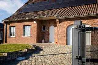 <p>TE KOOP IN GERAARDSBERGEN<br /><br />Op een gunstige ligging in de Heuvelstraat te Geraardsbergen, dé verbindingsweg richting Moerbeke, vind je deze stevige en perfect onderhouden woning. Dankzij haar uitstekende bereikbaarheid — het station van Moerbeke-Viane op slechts 15 minuten wandelen en een bushalte op nog geen 200 meter — vormt dit pand een ideale uitvalsbasis voor gezinnen.</p>
<p>Dit huis is energiezuinig en instapklaar: EPC-label B, conforme elektriciteit, 20 zonnepanelen en Thuisbatterij</p>
<p>Je geniet hier van een laag energieverbruik én een toekomstbestendige installatie. De woning is bovendien volledig instapklaar — enkel nog inrichten naar je eigen smaak.</p>
<p>Indeling van de woning</p>
<p>Gelijkvloers: Bij het binnenkomen word je meteen verwelkomd door een ruime inkomhal. Deze leidt je verder naar: een lichtrijke leefruimte met gezellige houtkachel, een functionele keuken met zicht op de tuin, een slaapkamer/bureau, een badkameren rechtstreekse toegang naar de garage.</p>
<p>Op de bovenverdieping ontdek je: drie ruime slaapkamers waarvan de master bedroom beschikt over een inloopdressing, én een praktische zolderruimte.</p>
<p>De woning is volledig onderkelderd, ideaal voor stockage, hobbyruimte of extra bergruimte.</p>
<p>Achteraan bevindt zich een grote, volledig omheinde tuin. Met een perceeloppervlakte van 22 are biedt deze buitenruimte ontzettend veel mogelijkheden.</p>
<p>Meer info? Een bezoek? Bel Jordi 0477/32.671.53</p>