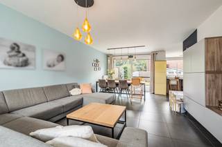 <p>Deze gezinswoning is gelegen in een rustige, doodlopende straat in Lovendegem en combineert comfort, energiezuinigheid en een uitstekende bereikbaarheid. De woning beschikt over een uitstekende EPC-score A, zonnepanelen en een conforme elektrische installatie. </p><p> </p><p>Binnen vinden we een aangename leefruimte met ruime woonkamer en volledig uitgeruste keuken. Verder beschikt de woning over een garage, wasplaats en een directe verbinding met de tuin. Op de eerste verdieping zijn er vier slaapkamers, waarvan één ingericht als bureau en een badkamer met bad, douche en toilet. Bovendien is er een ruime zolderverdieping.</p><p>De woning beschikt over een bewoonbare oppervlakte van 171 m² en biedt dankzij de praktische indeling heel wat ruimte en comfort. Ook is ventilatie type D aanwezig en een regenwaterput.</p><p></p><p>De rustige ligging in een doodlopende straat biedt een aangename, kindvriendelijke woonomgeving. Alle praktische voorzieningen van supermarkten en scholen tot openbaar vervoer bevinden zich nabij. Bovendien geniet je van een strategische ligging met een vlotte verbinding naar Gent, de R4 en de voornaamste snelwegen.</p><p> </p><p>Interesse in deze woning? Contacteer ons gerust voor een bezoek op 0456 98 16 85 of via <strong><u>zuzana@altro-vastgoed.be</u></strong>.</p>