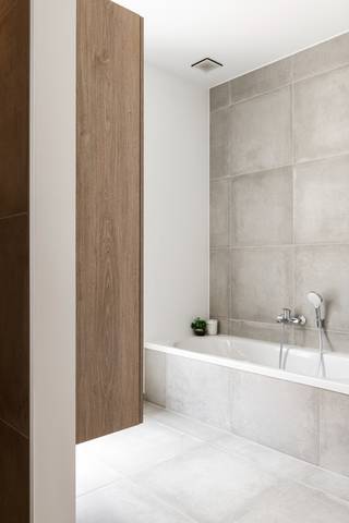 Deze strak ontworpen nieuwbouwwoning van Huysman Bouw ligt in een rustige, nieuwe verkaveling tussen de Eeklostraat en Benninckstraat. De bouwwerken zijn gestart en u koopt aan vaste prijs. De woning is zuidoost georiënteerd op een perceel van 256 m² en beschikt over een carport, zolder, 3 slaapkamers en een praktische wasplaats. Dankzij de grote raampartijen geniet u van veel licht en een optimale indeling. Energiezuinigheid staat centraal: warmtepomp met vloerverwarming op beide verdiepingen, zonnepanelen, ventilatie met warmterecuperatie en superisolerende beglazing zijn standaard. Uw interieur kiest u volledig op maat, met begeleiding van onze interieurarchitect. Ruime budgetten voor keuken, vloeren en deuren zijn voorzien. Ontworpen door CAS architecten, met hoogwaardige gevelmaterialen en strakke lijnen. Interesse? Contacteer Ewout Vanden Bussche via 0497 588 888 of contact@huysmanbouw.be.