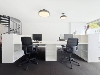<strong><u>INDELING:</u></strong><br /><span><strong><em>Gelijkvloers (± 175m²):</em></strong><strong> </strong>Inkomhal met landschapsbureel (10 werkplaatsen) - afzonderlijk bureel (2 werkplaatsen) - </span><span>keuken met wastafel, frigo en vaatwasser - sanitair met lavabo </span><span>- berging (serverlokaal).</span><br /><span><strong><em>Eerste verdieping (± 50m²):</em></strong><strong> </strong>Afzonderlijk bureel (1 werkplaats) - ruime vergaderzaal met trap naar de zolderverdieping.</span><br /><span><strong><em>Zolderverdieping (± 40m²)</em></strong><em>:</em> toegankelijk via vaste trap, die dienst doet als archiefruimte/berging.</span><br /><br /><span><u>Algemene staat</u>: Instapklaar en goed onderhouden!</span><br /><br /><strong>Parkeergelegenheid</strong>: 198 parkeerplaatsen!!! Op de randparking staan tevens 40 fietskluizen.<br />De bushalte 'Sint-Andries Sint-Lodewijk' wordt bediend door lijnen 3 - 52 - 54 en 55.<br /><br /><span><strong><u>NUTSVOORZIENINGEN</u></strong><u>:</u><br />Stadswater, CV op aardgas (radiatoren) </span><span>, </span><span>elektriciteit,</span><span> telefonie/internet, riolering/septiek, </span><span>bekabeling voor netwerk</span><span>.</span><br /><br /><span><strong><u>LIGGING:</u></strong></span><br /><em><strong><span>Openbaar vervoer:</span></strong></em>
<ul>
<li><span>op 400 m van een bushalte; Sint-Andries/Sint-Lodewijk.</span></li>
<li><span>op 950m van het station van Brugge</span></li>
</ul>
<span><em><strong>Vlotte ontsluiting naar kust en binnenland</strong></em> via expresweg:</span>
<ul>
<li><span>Op 200 m van secundaire wegen en op 5 Km van autosnelwegen (E40/E403)</span></li>
</ul>
<u><strong>GROTE TROEVEN:</strong></u>
<ul>
<li>Zijn LIGGING</li>
<li>Instapklaar</li>
<li>Lichtrijk via de talrijke koepels in het plat dak</li>
<li>Ruime, gratis parkeergelegenheid voor de deur</li>
<li>Baas in eigen huis en geen gemeenschappelijke kosten (syndic)</li>
</ul>
<br /><strong><span><u>* Bijzonderheden</u></span></strong><br /><span>- EPC: <strong>Label C</strong> met code <strong>20250911-0003683881-KNR-1</strong></span><br />- Watergevoeligheid: <strong>Nee</strong> - P-score: <strong>A</strong> / G-score: <strong>A</strong><br />- Onze referentie op<strong> </strong><strong>www.centro.be</strong>: <strong>Q0806</strong><br />- <strong>Interesse?</strong> Neem dan vandaag nog contact voor meer info of bezichtiging:<strong> </strong><strong>050 70 01 02,</strong><strong> ook bereikbaar via Whatsapp! </strong><br /><br /><strong>CENTRO | BEDRIJFSVASTGOED </strong>is reeds 24 jaar <u>gespecialiseerd in de bemiddeling van commercieel en bedrijfsvastgoed</u> in West- en Oost-Vlaanderen.<br /><strong>Wilt u ook weten hoeveel uw bedrijfsgebouw waard is?</strong><br />Contacteer ons vrijblijvend voor een marktconforme waardebepaling van uw pand.