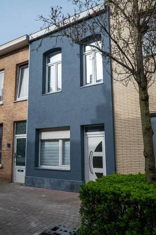Centraal, doch rustig gelegen in dorpskern, op boogscheut invalsweg en openbaar vervoer vinden we deze leuke grotendeels gerenoveerde woning terug.De...