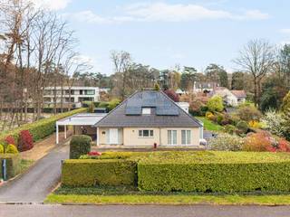 Deze instapklare goed onderhouden woning is gelegen in een groene residentiële wijk op een perceel van +/- 1.643m².De woning dateert van 2006 en...