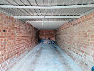 Centraal gelegen garagebox in de wijk 'Buizegem'.Deze ruime, droge, bovengrondse garagebox beschikt over een manuele kantelpoort.De garagebox meet...
