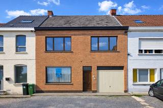 Située dans une rue calme en cul-de-sac, à distance de marche du centre de Ruien, cette maison à rénover offre un énorme potentiel. Une opportunité idéale pour ceux qui recherchent un projet dans un emplacement exceptionnel avec vue dégagée.<br /><br />Le rez-de-chaussée comprend un séjour, une cuisine, un débarras, une salle de bains et un garage intégré. À l’étage, vous trouverez deux chambres ainsi que deux pièces en enfilade pouvant être aménagées selon vos besoins en chambres supplémentaires, bureau ou dressing.<br /><br />Le grenier offre également un beau potentiel et peut être transformé en deux chambres spacieuses ou en espace hobby.<br /><br />À l’extérieur, vous profitez d’un grand jardin orienté plein sud avec une vue magnifique et dégagée sur le Kluisberg — un atout majeur pour les amateurs de calme, de nature et d’espace.<br /><br />Vous recherchez un projet de rénovation avec du caractère et de belles perspectives d’avenir dans un emplacement de choix ? Alors cette propriété est faite pour vous.<br /><br />Plus d’informations ou planifier votre visite : wim@immobeguin.be<br /><br />À vendre via Immo Beguin, votre expert immobilier depuis 2009, avec des bureaux à Renaix, Waregem, Courtrai, Deinze, Tournai et Lessines.<br />Cette annonce comprend quelques visualisations générées par IA.