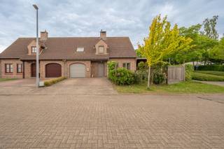- Kijkdag na afspraak op zaterdag 16 mei tussen 9 uur en 13 uur -Deze lichtrijke, instapklare woning is rustig doch centraal gelegen te Sint-Andries...