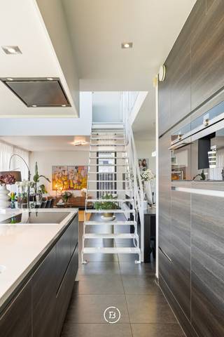 Moderne gezinswoning op fietsafstand van het stadscentrum, ideaal gelegen naast de Borggraevevijvers en het prachtige Bokrijk. Deze stijlvolle woning combineert een uitstekende ligging met sterke EPC-scores en duurzame energievoorzieningen, waaronder zonnepanelen, een thuisbatterij en een warmtepomp.<br /><br />De woning biedt een ruimtelijke en comfortabele indeling, met overvloedig natuurlijk licht dankzij de grote raampartijen. De vide zorgt voor een open, luchtige sfeer en versterkt de unieke woonbeleving.<br /><br />De moderne keuken met kookeiland is volledig uitgerust met hoogwaardige toestellen en alle hedendaags comfort. Aansluitend bevindt zich een praktische berging, subtiel weggewerkt achter een wandkast voor een strakke en harmonieuze afwerking.<br /><br />Op de bovenverdieping bevinden zich drie slaapkamers, een ruime badkamer met inloopdouche, extra opbergruimte en bureauruimte.<br /><br />De hoogwaardige afwerking zet zich verder door in de volledig aangelegde tuin, met een deels overdekt terras, een tuinhuis en een carport voor twee wagens, voorzien van een laadpaal. Een instapklare woning waar modern wooncomfort, duurzaamheid en energiezuinigheid naadloos samenkomen.