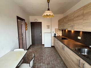 Dit appartement is ideaal gelegen in het centrum van Herne, op wandelafstand van het station en met vlotte toegang tot winkels, openbaar vervoer en andere voorzieningen.
Het appartement beschikt over een ruime en lichtrijke leefruimte, een recente keuken , twee slaapkamers, een badkamer en een apart toilet.
Er is ook een klein terrasje, waar u kan genieten van de buitenruimte.
Voor een bezoek of meer informatie, stuur verhuur@immosophieenco.be
! KANDIDATUUR ENKEL VIA MAIL !