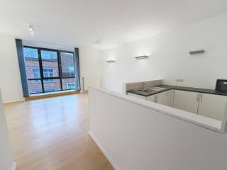 This 2 bedroom apartment in Sint-Jans-Molenbeek is located on the 2nd floor of a well-maintained building with lift, within walking distance...