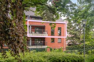 Dit prachtig appartement bevindt zich op de 2de verdieping en is inclusief een inpandige garagebox voor twee wagens (42 m²) en een ruime kelderberging (16 m²).
Het appartementsgebouw, deel van residentie “Woonerf het Cerckel”, werd gebouwd in 2005. Er zijn 8 app en per verdieping zijn er slechts twee app. Dit appartement is toegankelijk via lift/trap.
We komen binnen in de inkomhal (8 m²) met handige vestiairekast. Van hieruit komen we in de ruime woonkamer (37 m²), die baadt in het daglicht. We hebben hier een prachtig groen zicht op Park Cerckel. Via de woonkamer komen we op het terras (8 m²), dat deels overdekt is. Naastliggend vinden we de moderne keuken (15 m²), voorzien van inductiekookplaat, combi-oven, afwasmachine, dubbele wasbak en koelkast. Via het schuifraam hebben we toegang tot het tweede terrasje. Zowel de woonkamer als keuken zijn uitgerust met airco. In de praktische berging (6 m²) is de aansluiting voorzien voor wasmachine.
Het appartement telt 2 slaapkamers (15 en 10 m²), die beiden beschikken over airco. Een slaapkamer doet momenteel dienst als bureau. De badkamer (6 m²) is uitgerust met douche en dubbele lavabo. Ook vinden we in de hal een apart toilet terug.
Dit energiezuinig appartement met label B (123 kWh/m² jaar) wordt verwarmd op aardgas (ketel 3j) en ramen zijn van dubbel glas (aluminium). Er is een syndicus aangesteld en de vaste kosten bedragen 115 euro/maand.
Het appartement wordt verhuurd en het huurcontract dient gerespecteerd te worden.