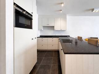 Dit ruime en aangename appartement is uitstekend gelegen in een rustige zijstraat van de Lippenslaan, op wandelafstand van het centrum, winkels en horecazaken. Gelegen in een recent gebouw, biedt het appartement een mooie combinatie van ruimte, comfort en een praktische indeling.<br /><br />Bij het betreden van het appartement komt u in de inkomhal met vestiaire en een afzonderlijk gastentoilet. De ruime leefruimte sluit aan op de volledig uitgeruste keuken, die voorzien is van alle nodige comfort. Aansluitend aan de keuken bevindt zich een praktische wasplaats met voldoende plaats voor een wasmachine en droogkast.<br /><br />Het appartement beschikt over twee volwaardige slaapkamers, rustig gelegen aan de achterzijde van het gebouw. Beide slaapkamers geven rechtstreeks uit op het aangename, zuidgerichte terras. De eerste slaapkamer beschikt over een ensuite douchekamer, terwijl de tweede slaapkamer gebruik kan maken van een afzonderlijke ruime badkamer.<br /><br />Daarnaast beschikt het appartement over een privatieve kelderberging, ideaal voor het veilig opbergen van fietsen, strandmateriaal en andere persoonlijke spullen.<br /><br />Mogelijkheid tot aankoop van een autostaanplaats/garagebox in de nabije omgeving!<br />Stedenbouwkundig uittreksel en maatregelenregister in aanvraag.<br /><br />Aarzel niet om ons te contacteren voor meer info: tel.: 050 62 44 14 of via knokke@immax.be