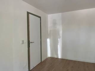This single-storey unit has 2 bedrooms and combines comfort with privacy. The apartment has a south-facing terrace, a private garden and a separate private entrance, providing a pleasant and peaceful living experience.The finish is done with energy-efficient and sustainable materials. The kitchen can also be configured according to your own taste within the planned budget, according to the specifications. (The kitchen photo shown is for illustrative purposes only and shows the kitchen of another apartment in the project.)To park the car, you can go to the underground floor, where a parking space is provided for the apartment. The purchase of this parking space is mandatory. In short, are you looking for a modern, ecological and high-quality residential unit in a prime location in Genk? Or looking for an interesting investment? Don't hesitate to contact us: behic.kargin@dewaele.com or 089 59 99 99Register of measures: yes