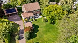 At the end of a dead-end street, you will find this exceptionally well-maintained villa on a beautifully landscaped plot of approximately 2,000 m². The property includes 4 bedrooms, 2-3 bathrooms, and combines a timeless, classic look with comfortable living spaces, plenty of natural light, and a beautiful south-facing garden with optimal privacy.<br /><br />Layout ground floor:<br />We enter the villa through a bright entrance hall with custom-made furniture and a guest toilet. Next, there is a separate office with a built-in library, ideal as a home office, reading room, or discreet workspace.<br /><br />The living room is spacious and pleasantly laid out with a cozy seating area around the fireplace. Large windows provide plenty of natural light and views of the surrounding greenery. Next to the living room, there is a charming garden room/dining area with views of the garden and direct access to the terrace.<br /><br />The kitchen is timelessly designed with light wooden custom-made furniture, plenty of storage space, a central island, and Miele ovens and warming drawer, dishwasher, refrigerator, and freezer. Adjacent to the kitchen, there is a practical storage room with an extra shower and technical space.<br /><br />First floor:<br />Here we find a spacious master bedroom with an adjoining dressing area, equipped with numerous built-in closets. The bathroom is well-appointed with a double sink and bath/shower combination.<br /><br />Also on this floor is an additional room, currently used as a fitness room. This space can be flexibly used as a bedroom, hobby room, or additional office. Additionally, on this floor, there is a separate laundry/ironing room and a separate toilet.<br /><br />Second floor:<br />via the staircase, we reach the 2nd floor. This offers space for 2 spacious bedrooms, both with pleasant natural light, practical storage space, and office possibilities. The landing, equipped with built-in closets, also provides access to the additional shower room with toilet.<br /><br />Garden and outbuildings:<br />The garden has been carefully landscaped and, thanks to its south orientation, enjoys pleasant natural light throughout the day. The terraces seamlessly connect to the living spaces and offer various places to dine or relax outdoors. At the back of the garden, there is a covered lounge area, ideal for long summer evenings in peace.<br /><br />The spacious driveway leads to a separate carport with storage. On the roof of this carport are solar panels, linked to a battery, which contributes to the favorable EPC label B.<br /><br />Particularities:<br />- South-facing, fully landscaped garden with plenty of privacy<br />- Multiple terraces and covered lounge area in the garden<br />- Separate carport with storage<br />- Solar panels with battery<br />- Very favorable EPC label B with a score of 155 kWh/m²/year<br />- Asbestos safe<br />- Electrical inspection, compliant<br />- Within walking distance of St. Ludgardis school, shops, and public transport<br /><br />An exceptionally well-maintained and ready-to-move-in family villa in a prime location where comfort, privacy, and timeless class come together beautifully.